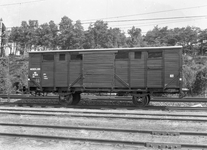 167518 Afbeelding van de gesloten goederenwagen nr. 21059 (type CHR) van de N.S. op het emplacement te Maarn.